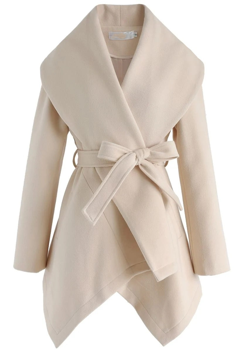 Manteau en laine ceinturé à col cape